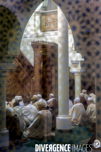 Prière du vendredi à la mosquée de Clermont-Ferrand - Fidèles.