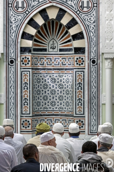 Prière du vendredi à la mosquée de Clermont-Ferrand - Fidèles.