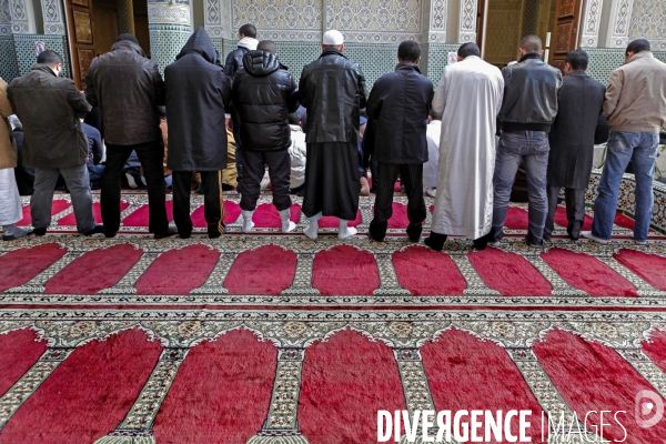 Prière du vendredi à la grande mosquée d Evry - Fidèles.