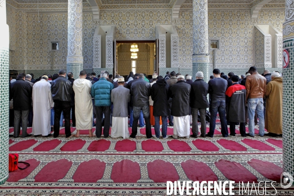 Prière du vendredi à la grande mosquée d Evry - Fidèles.