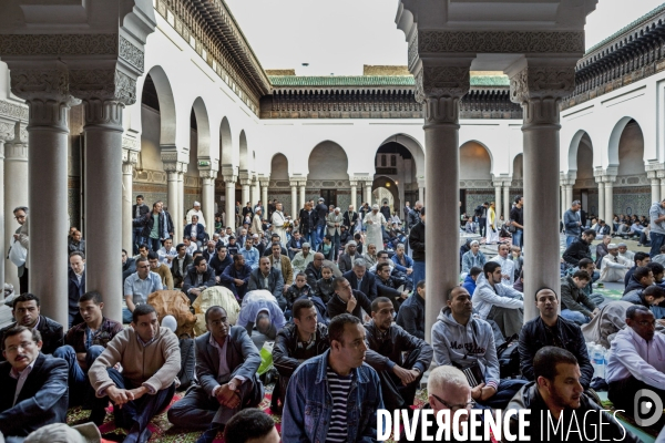 Prière du vendredi à la Mosquée de Paris-Fidèles.