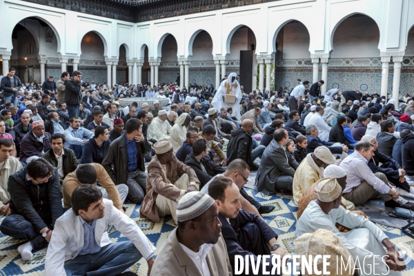 Prière du vendredi à la Mosquée de Paris-Fidèles.