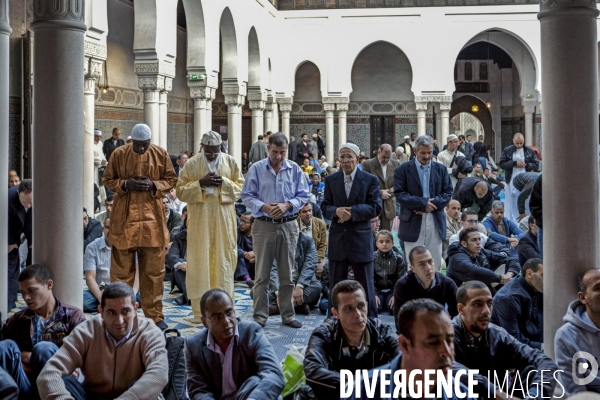 Prière du vendredi à la Mosquée de Paris-Fidèles.