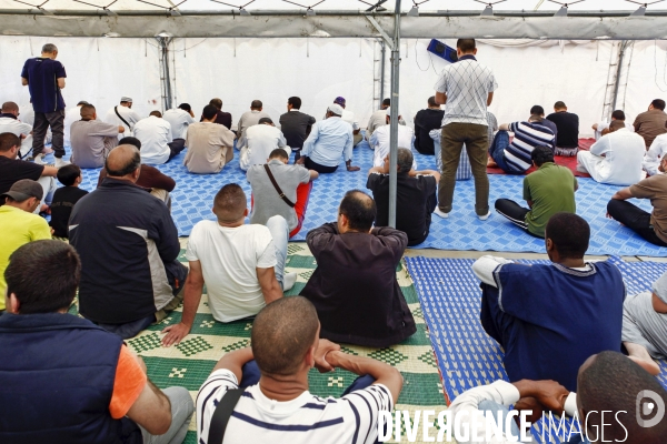 Prière de vendredi à la mosquée El-Houda à Gennevilliers - Fidèles.