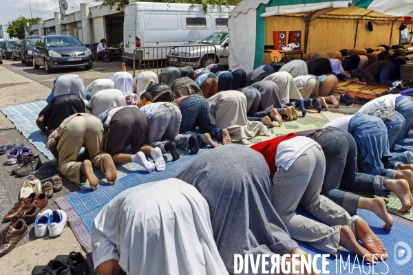 Prière de vendredi à la mosquée El-Houda à Gennevilliers - Fidèles.