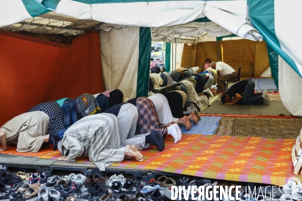 Prière de vendredi à la mosquée El-Houda à Gennevilliers - Fidèles.