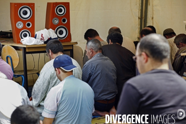 Prière de vendredi à la mosquée El-Houda à Gennevilliers - Fidèles.