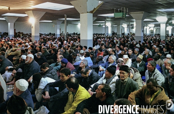 Prière de vendredi à la mosquée Adda wa à Paris - Fidèles.