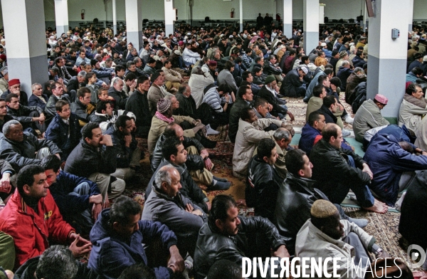 Prière de vendredi à la mosquée Adda wa à Paris - Fidèles.