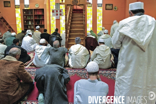 Prière du vendredi au  Centre Culturel Islamique de Rennes  - Fidèles.