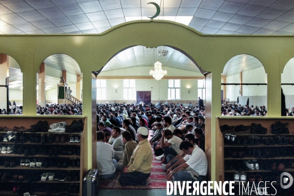 Prière du vendredi dans la mosquée Turque AYOUB Sultan à Strasbourg - Fidèles.