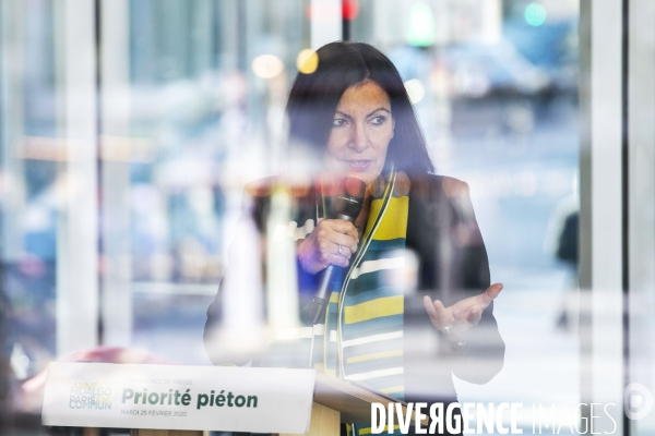 Anne HIDALGO présente son plan piétons.