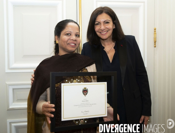 Anne HIDALGO reçoit Asia BIBI, déclarée citoyenne d honneur de la ville de Paris.