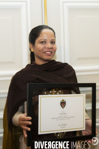 Anne HIDALGO reçoit Asia BIBI, déclarée citoyenne d honneur de la ville de Paris.