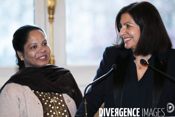 Anne HIDALGO reçoit Asia BIBI, déclarée citoyenne d honneur de la ville de Paris.