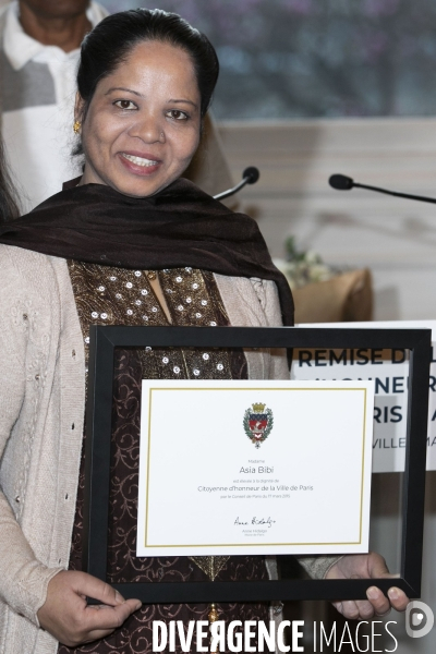 Anne HIDALGO reçoit Asia BIBI, déclarée citoyenne d honneur de la ville de Paris.