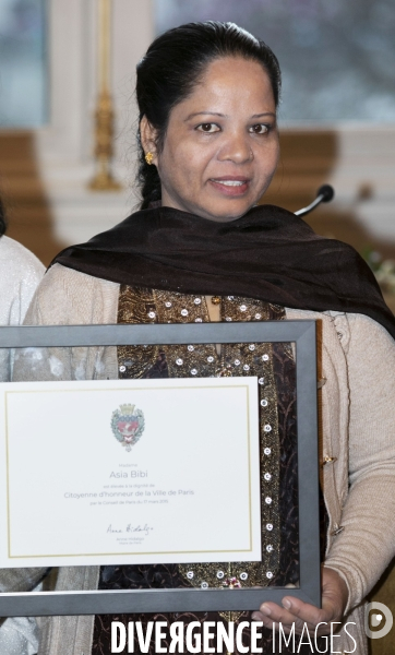 Anne HIDALGO reçoit Asia BIBI, déclarée citoyenne d honneur de la ville de Paris.
