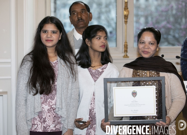 Anne HIDALGO reçoit Asia BIBI, déclarée citoyenne d honneur de la ville de Paris.