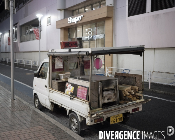 Tokyo, quartier résidentiel de Koiwa, vendeur de patates douces