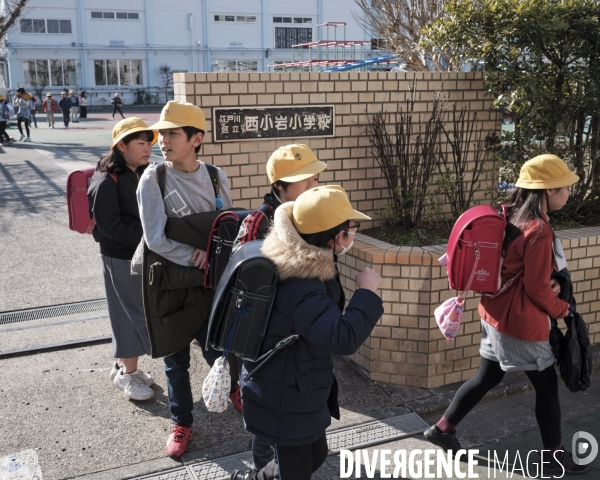 Tokyo, quartier résidentiel de Koiwa, sortie d école primaire