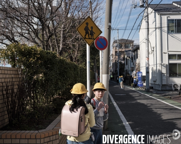 Tokyo, quartier résidentiel de Koiwa, sortie d école primaire