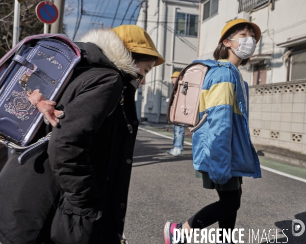 Tokyo, quartier résidentiel de Koiwa, sortie d école primaire