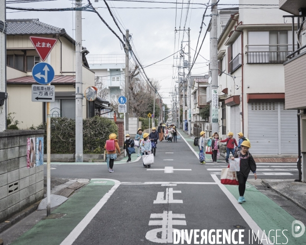 Tokyo, quartier résidentiel de Koiwa, sortie d école primaire