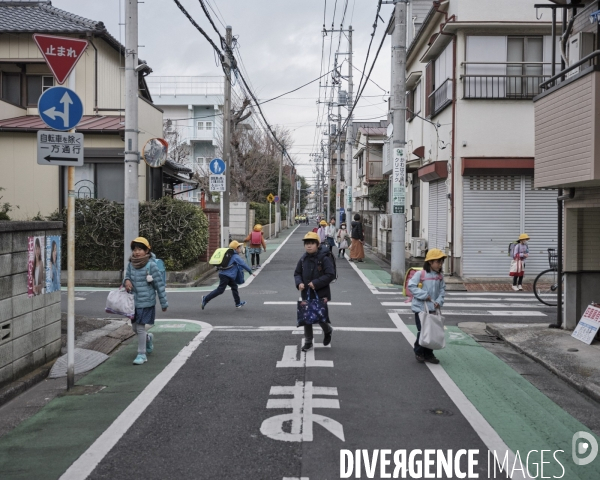 Tokyo, quartier résidentiel de Koiwa, sortie d école primaire