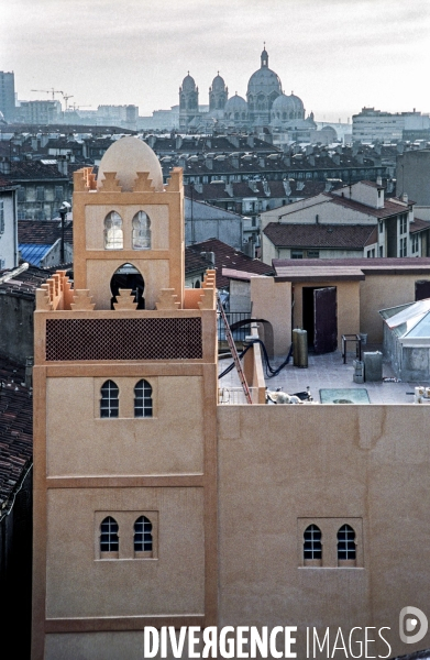 Cathédrale et mosquée à Marseille.