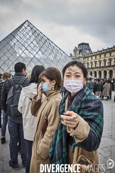 Les touristes devant Le Louvre, dimanche 1 er mars 2020 , fermé pour Coronavirus