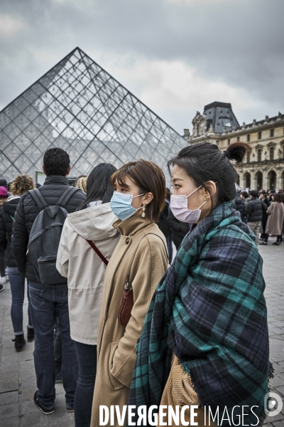 Les touristes devant Le Louvre, dimanche 1 er mars 2020 , fermé pour Coronavirus