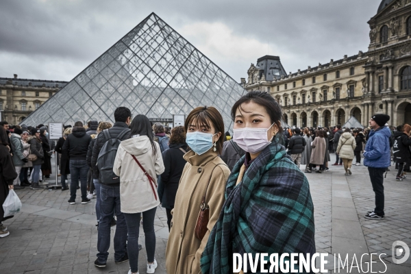 Les touristes devant Le Louvre, dimanche 1 er mars 2020 , fermé pour Coronavirus