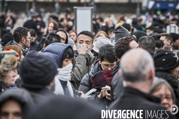 Les touristes devant Le Louvre, dimanche 1 er mars 2020 , fermé pour Coronavirus