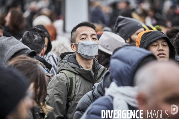 Les touristes devant Le Louvre, dimanche 1 er mars 2020 , fermé pour Coronavirus