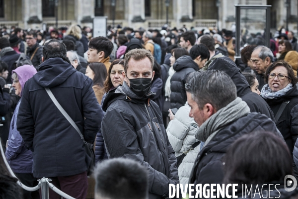 Les touristes devant Le Louvre, dimanche 1 er mars 2020 , fermé pour Coronavirus