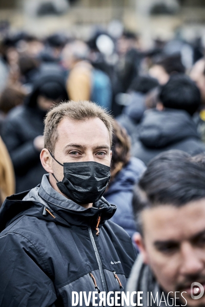 Les touristes devant Le Louvre, dimanche 1 er mars 2020 , fermé pour Coronavirus