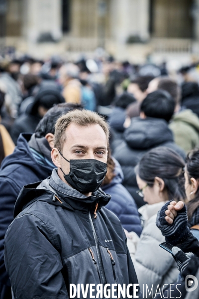 Les touristes devant Le Louvre, dimanche 1 er mars 2020 , fermé pour Coronavirus