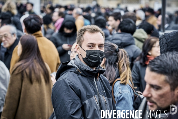 Les touristes devant Le Louvre, dimanche 1 er mars 2020 , fermé pour Coronavirus