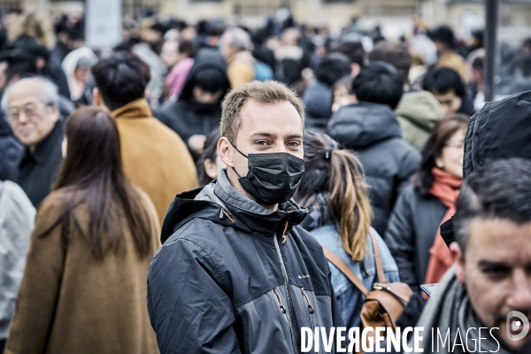 Les touristes devant Le Louvre, dimanche 1 er mars 2020 , fermé pour Coronavirus