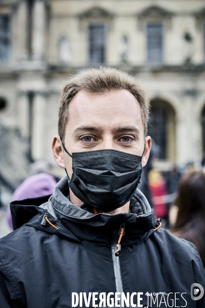 Les touristes devant Le Louvre, dimanche 1 er mars 2020 , fermé pour Coronavirus