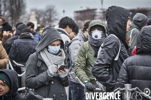 Les touristes devant Le Louvre, dimanche 1 er mars 2020 , fermé pour Coronavirus