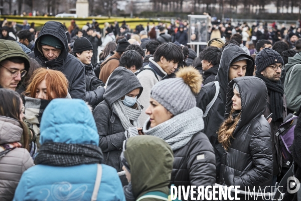 Les touristes devant Le Louvre, dimanche 1 er mars 2020 , fermé pour Coronavirus