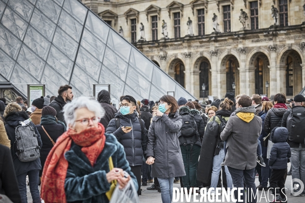 Les touristes devant Le Louvre, dimanche 1 er mars 2020 , fermé pour Coronavirus