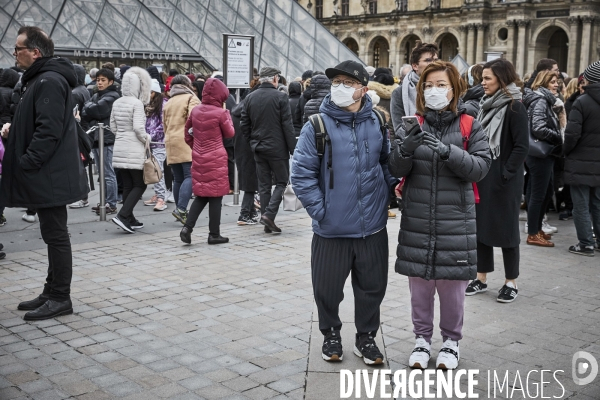 Les touristes devant Le Louvre, dimanche 1 er mars 2020 , fermé pour Coronavirus
