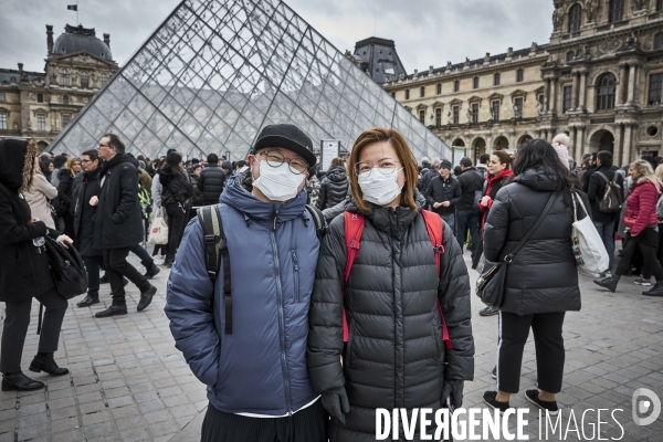 Les touristes devant Le Louvre, dimanche 1 er mars 2020 , fermé pour Coronavirus