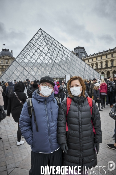 Les touristes devant Le Louvre, dimanche 1 er mars 2020 , fermé pour Coronavirus