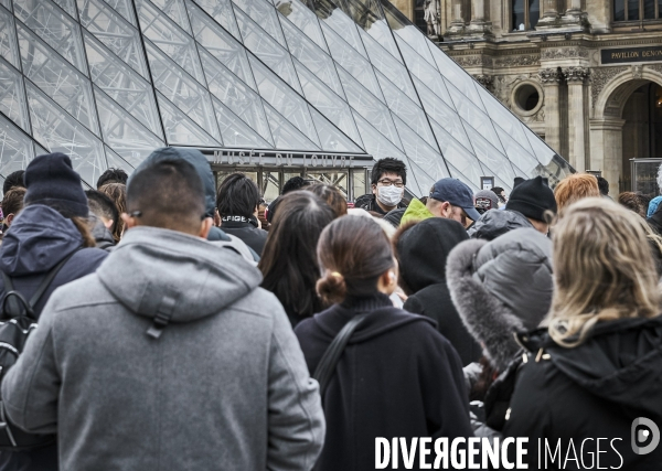 Les touristes devant Le Louvre, dimanche 1 er mars 2020 , fermé pour Coronavirus