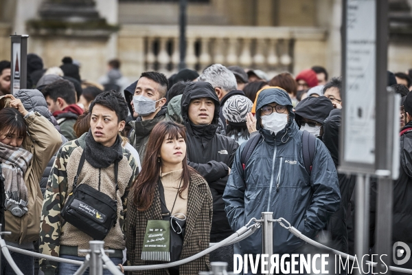 Les touristes devant Le Louvre, dimanche 1 er mars 2020 , fermé pour Coronavirus