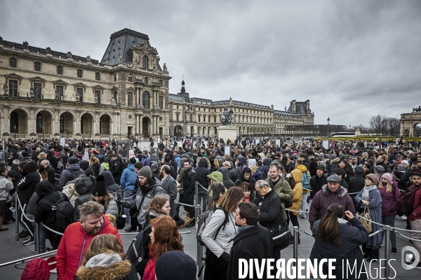 Les touristes devant Le Louvre, dimanche 1 er mars 2020 , fermé pour Coronavirus