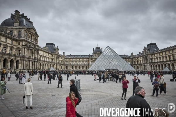 Les touristes devant Le Louvre, dimanche 1 er mars 2020 , fermé pour Coronavirus